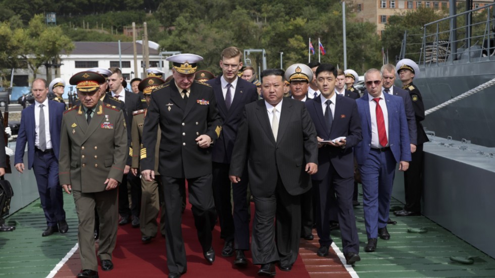 Nordkoreas diktator Kim Jong-Un visas runt på ett ryskt stridsfartyg tillsammans med den ryska försvarsministern Sergej Sjojgu i lördags.