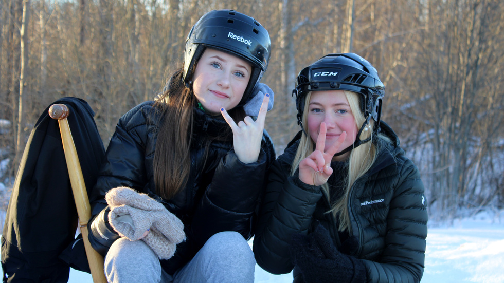 Amanda Svensson och Elsa Arvidsson från Södra Vi besökte skridskoisen vid Ulfveskog sista dagen på jullovet.