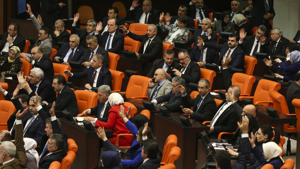 Efter en fyra timmars lång debatt röstade det turkiska parlamentet ja till ett svenskt Natomedlemskap på tisdagskvällen. 