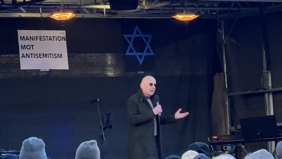 Correns krönikör Widar Andersson var en av talarna på manifestationen mot antisemitism som hölls på Norrmalmstorg i Stockholm förra lördagen.