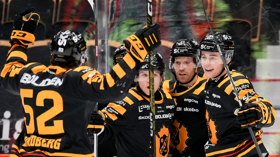 Jubilation for AIK after Elias Salomonsson equalized to make it 2–2 in the third period.