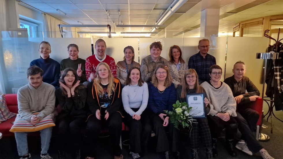 Stolta medarbetare på Norran, som blivit prisade som ”Årets redaktion” 2023 i konkurrens med 18 andra dagstidningar inom lokaltidningskoncernen NTM.