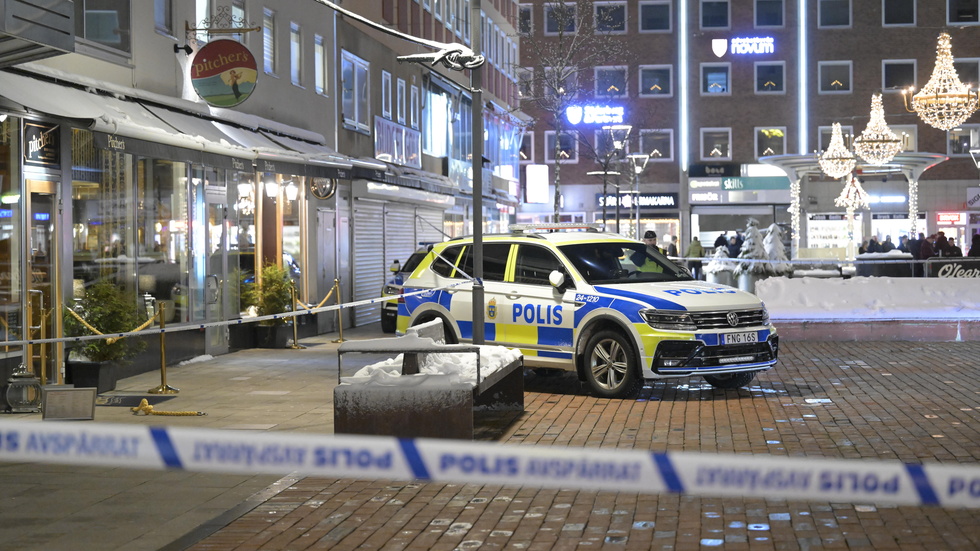 Under måndagskvällen blev en man skjuten inne på en bar i centrala Västerås. Polisen har ännu ingen gripen.