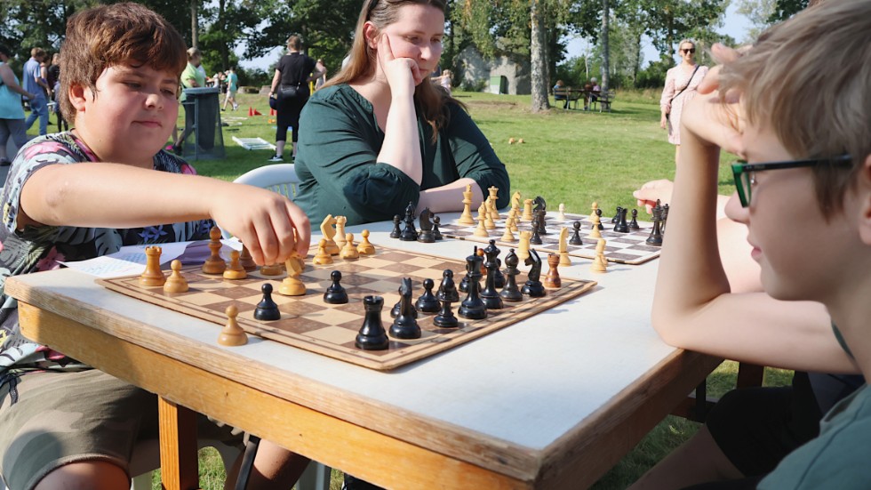 Alfons Karlsson och Hugo Andersson varvar ner en stund med ett parti schack. I bakgrunden funderar Lina Gustafsson över sitt nästa drag.