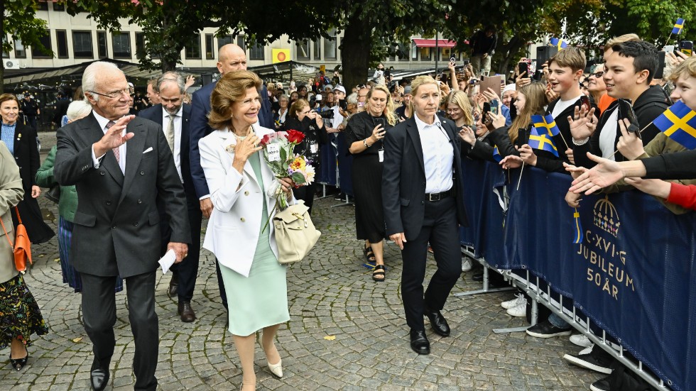 Kung Carl Gustaf och drottning Silvia anländer till Stora torget i Karlstad under parets resa genom landets 21 län med anledning av kungens 50-årsjubileum på tronen. Arkivbild.