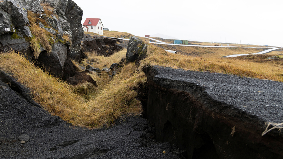 Hundratals skalv har drabbat Reykjaneshalvön och kuststaden Grindavik och bland annat skadat vägar.