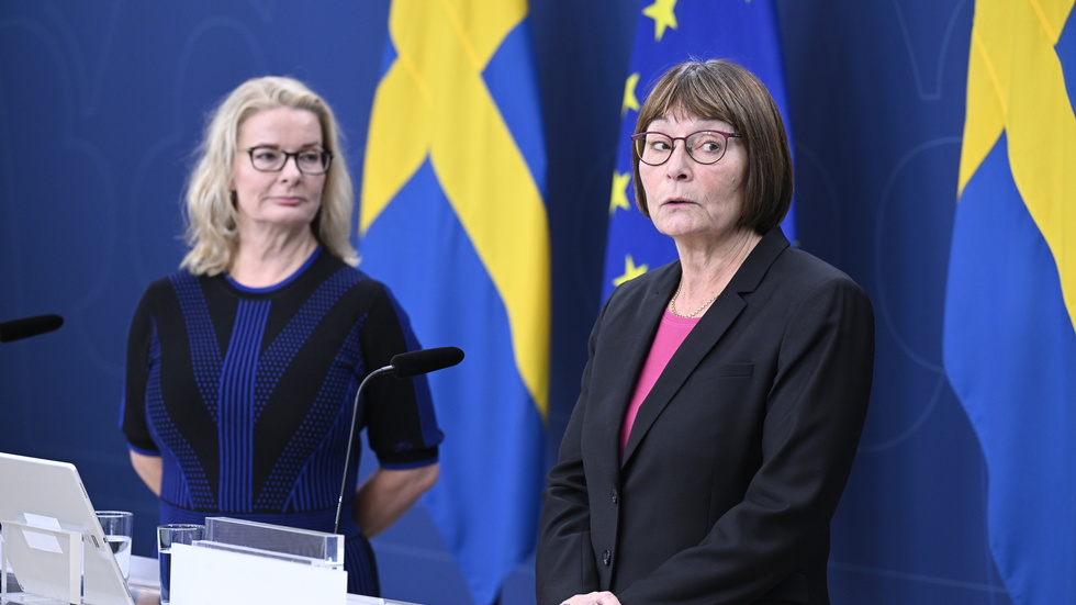 Skolminister Lotta Edholm (L) och särskilda utredaren Lena Holmdahl presenterar en ny utredning om nationell skolpengsnorm.