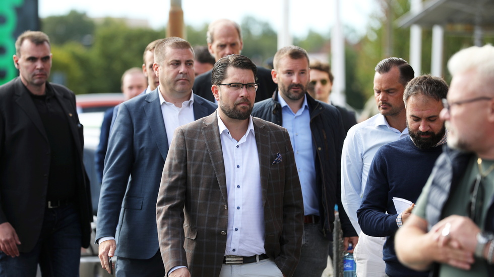 Skribenten Gösta Johnsson har ett råd till Sverigedemokraterna: kliv ner från era höga hästar och agera som seriösa politiker. (På bilden ses bland andra Serigedemokraternas partiledare Jimmie Åkesson på besök i Eskilstuna.)