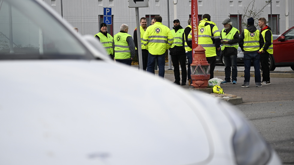 Fackets blockad mot Tesla biter dåligt. På bilden Transportmedlemmars blockad i Malmö hamn. Arklivbild.