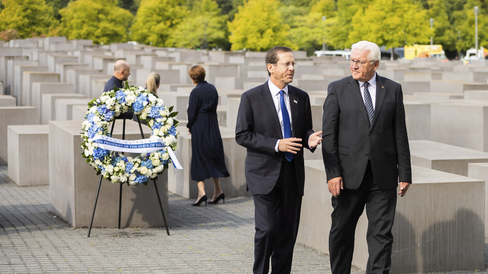Israels president Isaac Herzog (till vänster) och Tysklands president Frank-Walter Steinmeier vid en kransläggningsceremoni vid Förintelsemonumentet i Berlin i september 2022.
