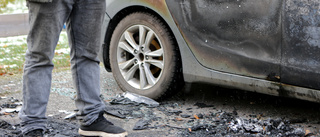De väcktes av höga smällar – bilar i lågor: "Soffan skakade"