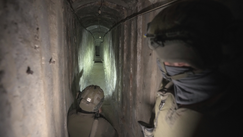 En bild från den tunnel under al-Shifa-sjukhuset som Israel låter visa upp.