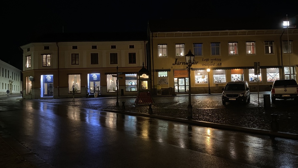 Det är mörkt på torget i Gamleby, men för byborna spelar det mindre roll hur lamporna ser ut, bara det blir ljusare, tycker insändarskribenten.