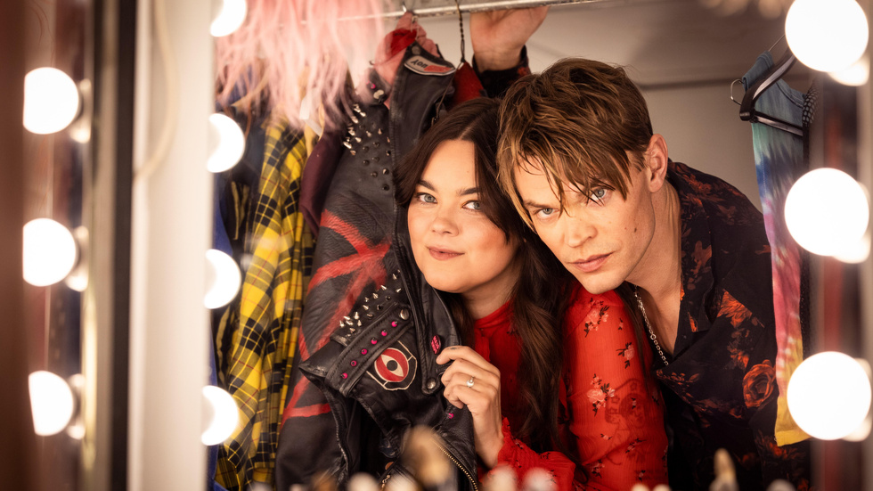 Klara Söderberg och Viktor Norén gör huvudrollerna i musikalen "Hair" i vår. Pressbild.