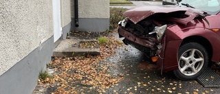 Bil körde in i husvägg • Räddningstjänsten: "Mindre skada"