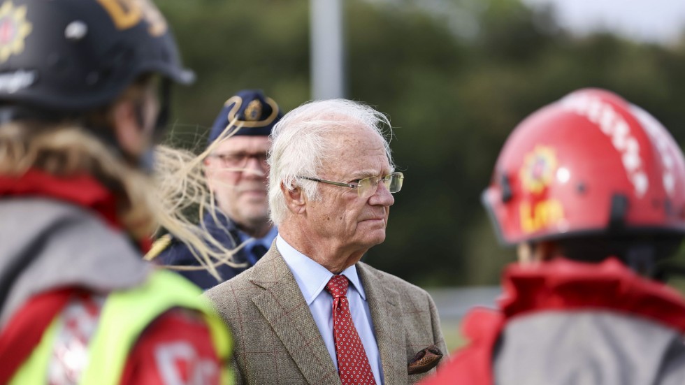 Kung Carl Gustaf inspekterar rasområdet.