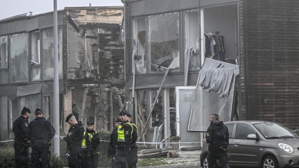 En kraftig explosion inträffade tidigt på torsdagsmorgonen i Fullerö vid Storvreta utanför Uppsala. En kvinna i 25-årsåldern har dött i samband med händelsen. Husnumret är maskat i bilden.