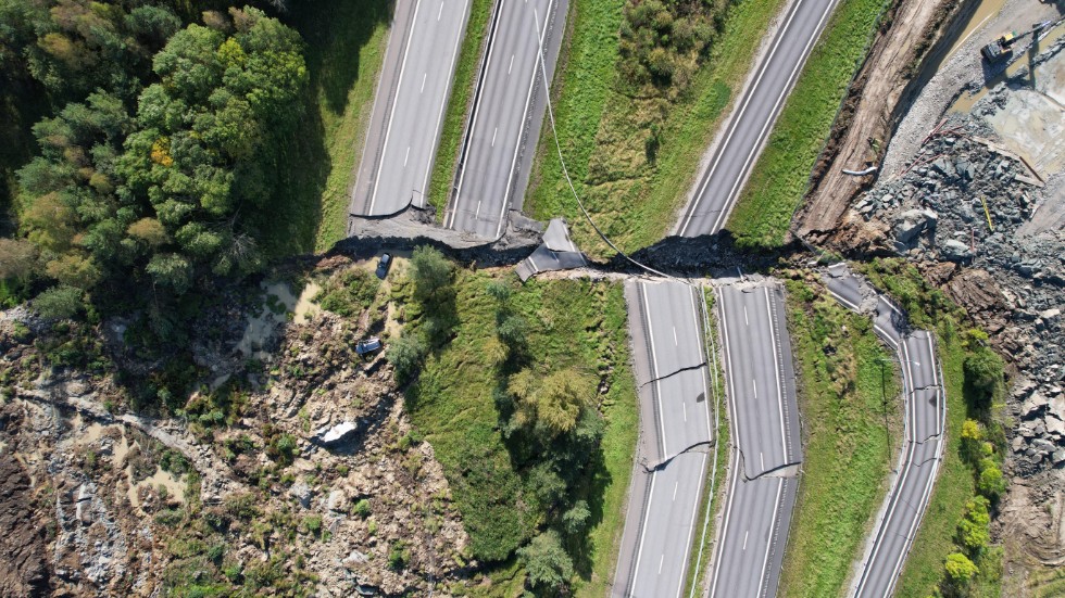 Jordskredet skadade bland annat motorvägen.