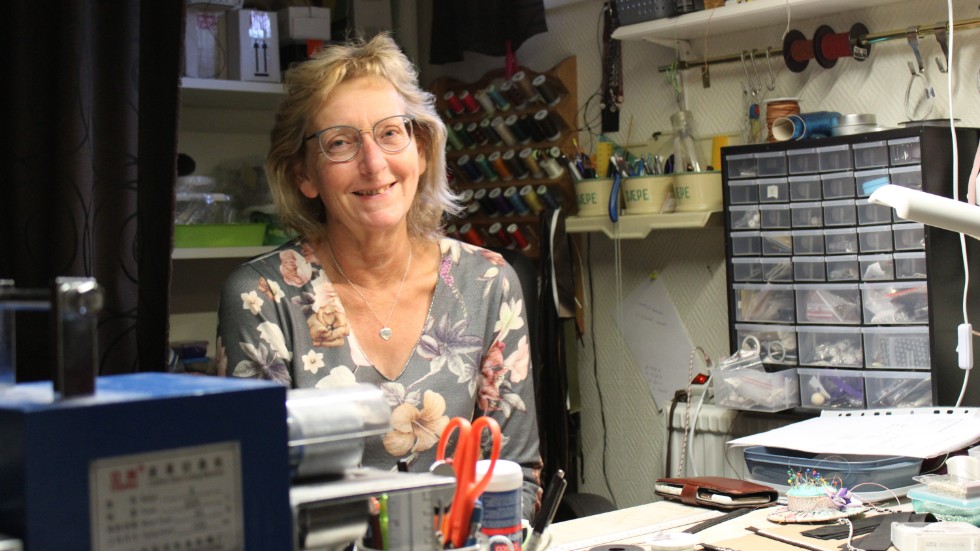 Rosita Kronstrand brinner för sitt tenntrådshantverk. Nere i källaren har hon ett krypin där hon tillbringar många timmar med att fläta, limma och sy för att tillverka smycken.