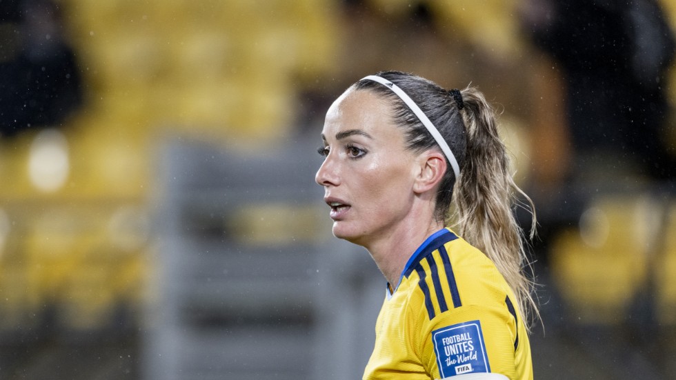 Sveriges Kosovare Asllani bär kaptensbindeln också i dagens VM-kvartsfinal mot Japan.