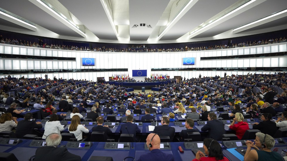 Plenisalen i EU-parlamentet i Strasbourg. Skribenten resonerar kring högervridning i Sverige och EU.