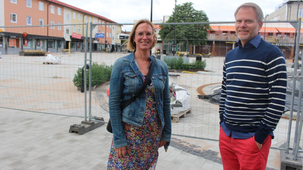 Göteborgsparet Charlotta Lindgren och Mathias Malmgren tror att det nya torget i Hultsfred kommer att bli väldigt fint när allt är klart.