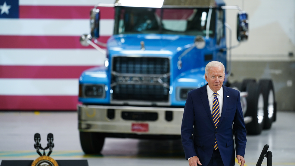 USA:s president Joe Biden vid ett tidigare besök hos Mack Trucks. Arkivbild.