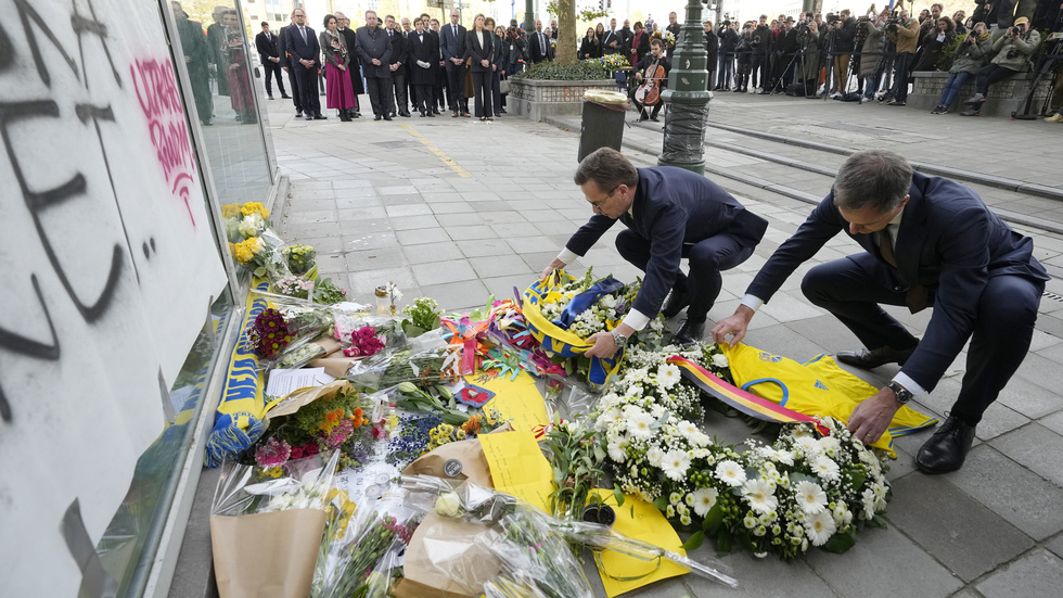 Sveriges statsminister Ulf Kristersson och Belgiens premiärminister Alexander de Croo lade ned blomsterkransar vid en minnesplats för de mördade svenskarna i Bryssel i onsdags.
