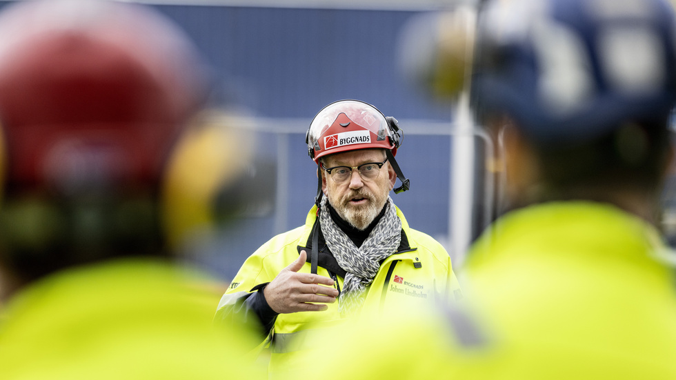 Johan Lindholm är ordförande i Svenska Byggnadsarbetareförbundet som samarbetar med Veidekke med kontroller av utländska bolag som verkar på den svenska byggmarknaden. 