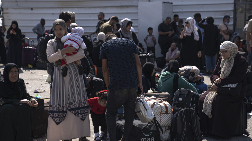 Tusentals palestinier har samlats vid gränsövergången Rafah mellan Gaza och Egypten.
