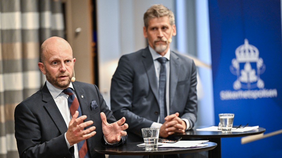 Kammaråklagare Henrik Olin och Daniel Stenling, chef för Säkerhetspolisens kontraspionage, under en pressträff i samband med att åtal väcktes mot 60-åringen. Arkivbild.