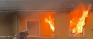 Här flyr de efter explosionen – tar skydd mot elden på balkongen