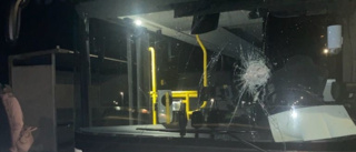 Chaufför skadad efter upprepad stenkastning mot bussar