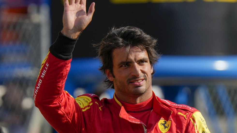 Ferrariföraren Carlos Sainz från Spanien jagade och fångade klocktjuvar i Milano på söndagen. Arkivbild.