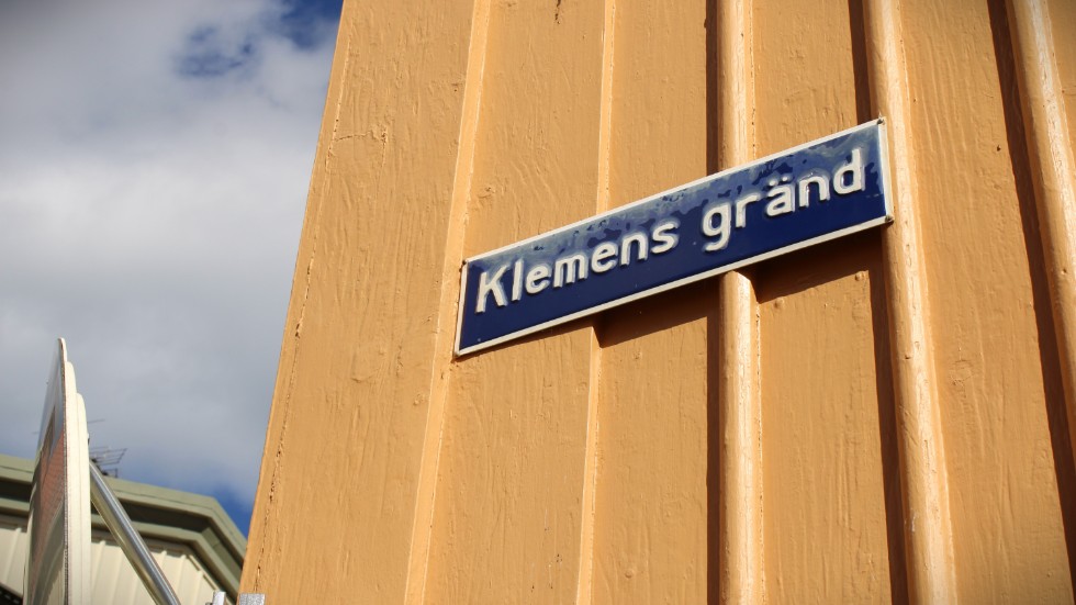 Klemens gränd ska ha fått sitt namn på grund av närheten till Klemens källa. På den här skylten är dess namn särskrivet, medan det är sammanskrivet som ett ord, Klemensgränd, på andra ställen.
