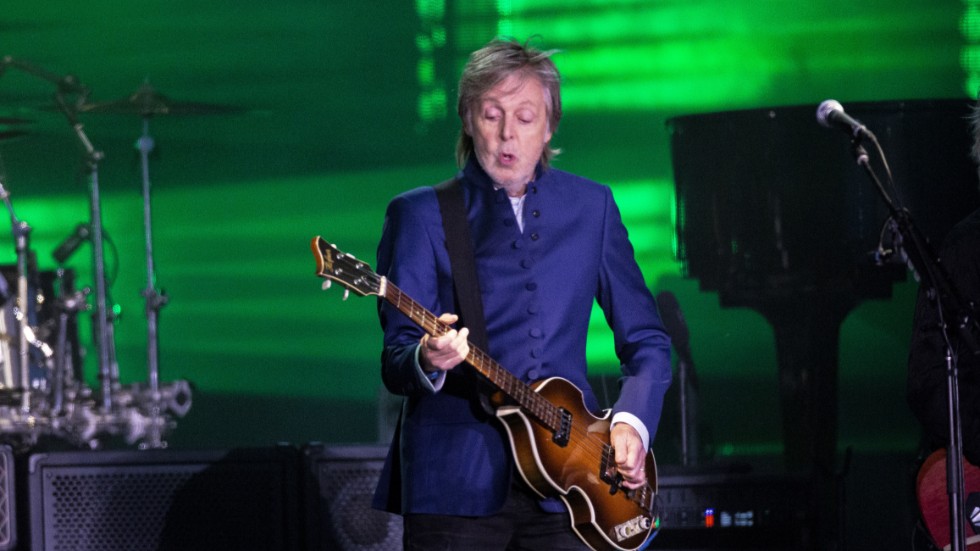 Paul McCartney med en annan Höfner-bas på Glastonbury-festivalen 2022. Arkivbild.