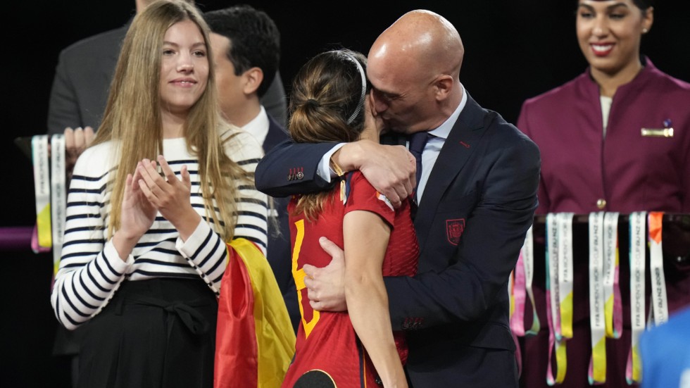 Luis Rubiales omfamnar Aitana Bonmati under prisutdelningen i VM, då han också kysste Jenni Hermoso på munnen.