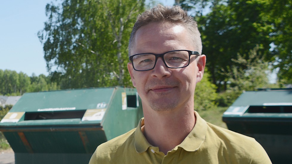 "Vi har exakt samma målsättning och vilja att ge service som vi haft tidigare", säger Vemabs renhållningschef Daniel Johansson i samtal om bemanningssituationen på återvinningscentralen.