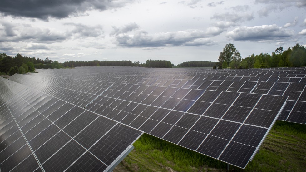 Flera solparksprojekt är på gång i Mjölby kommun. Men ett av de större på elva hektar (som motsvarar 22 fotbollsplaner) har just avbrutits på grund av dålig anslutningskapacitet till nätet.