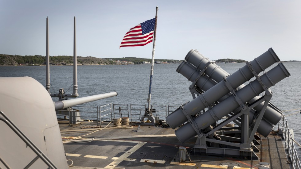 Utsikten från den amerikanska robotkryssaren USS Normandy, som besöker Göteborg.