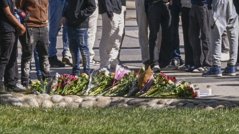 Många människor samlades på lördagen för att lämna blommor och sörja i Lumaparken i Stockholm, där en pojke i 15-årsåldern höggs ihjäl kvällen innan.