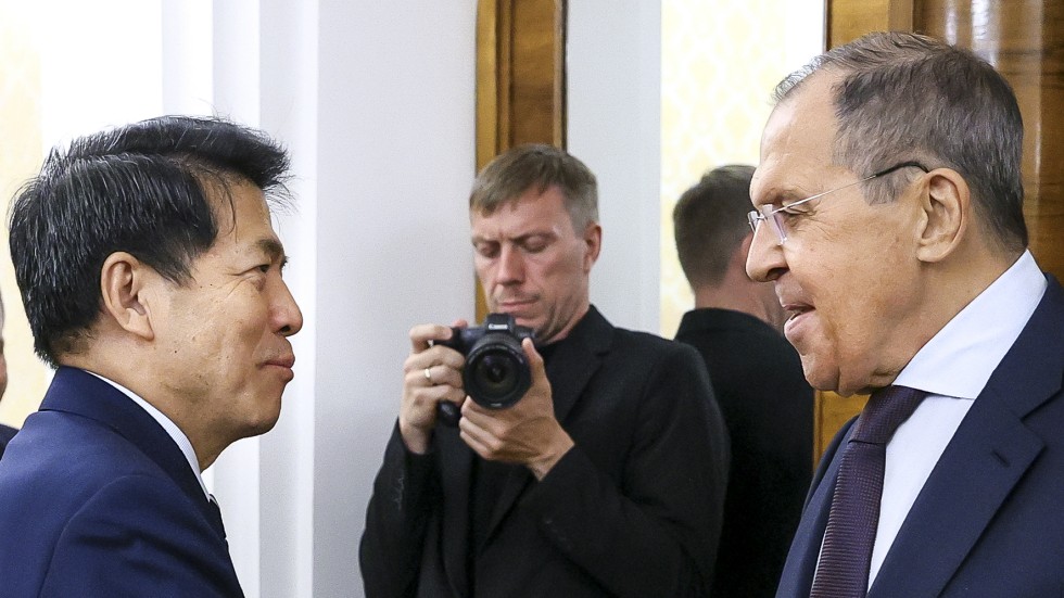 Kinas sändebud Li Hui (till vänster) och Rysslands utrikesminister Sergej Lavrov vid ett möte i Moskva.