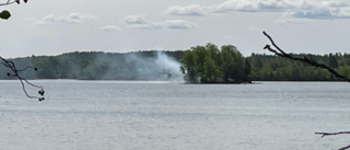 Brand har ödelagt halv ö i sjö