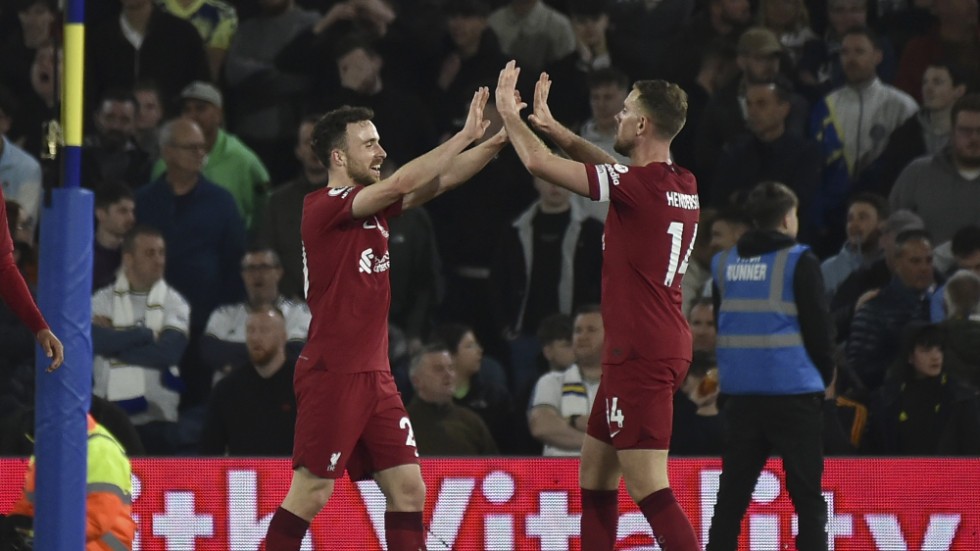 Liverpools Diogo Jota, till vänster, firar 5–1-målet med Jordan Henderson.