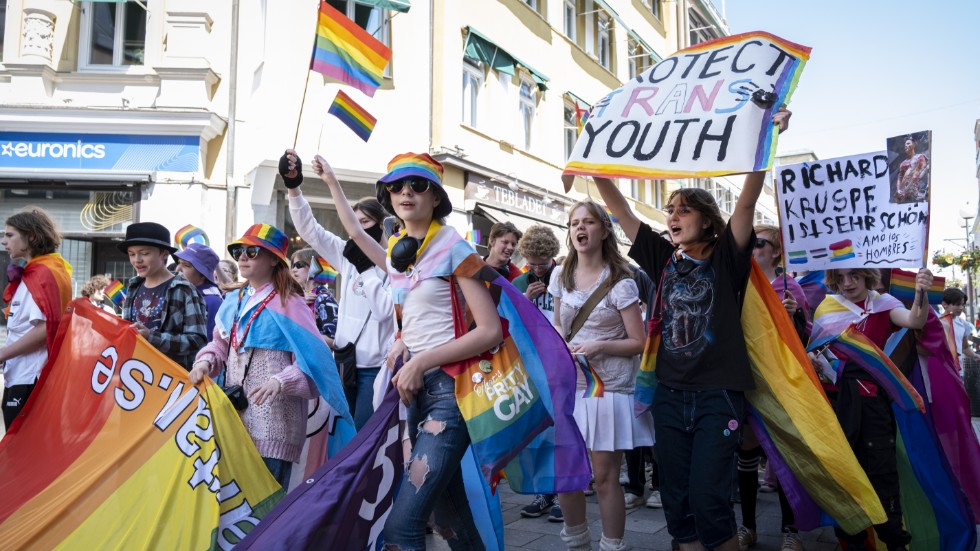 Pride-rörelsen är en chans att fira framsteg, men också att reflektera över de utmaningar som fortfarande finns, skriver debattörerna.