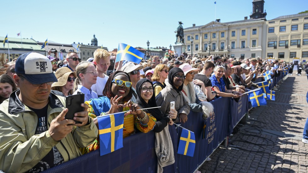 Publiken väntar på Kung Carl Gustaf och drottning Silvia på Gustaf Adolfs torg i Göteborg på söndagen.