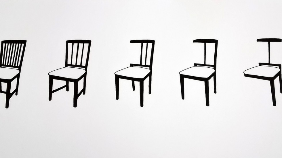 Skribenten funderar över hur många pinnar man kan ta bort från en stol. Tuschteckning av Ulf Larsson.