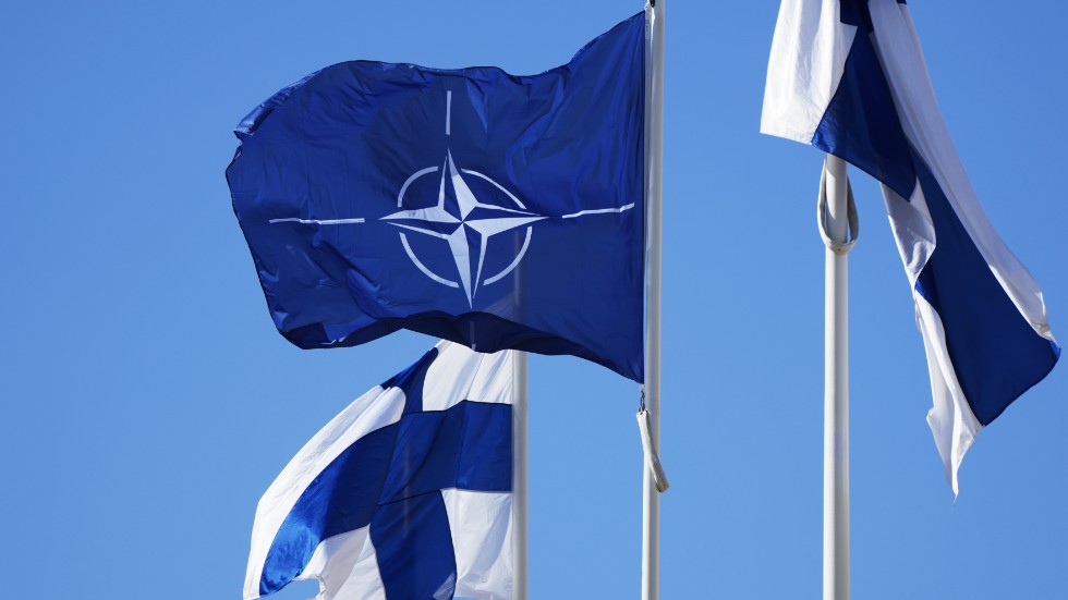 I april hissades Finlands flagga utanför Natohögkvarteret. Arkivbild.