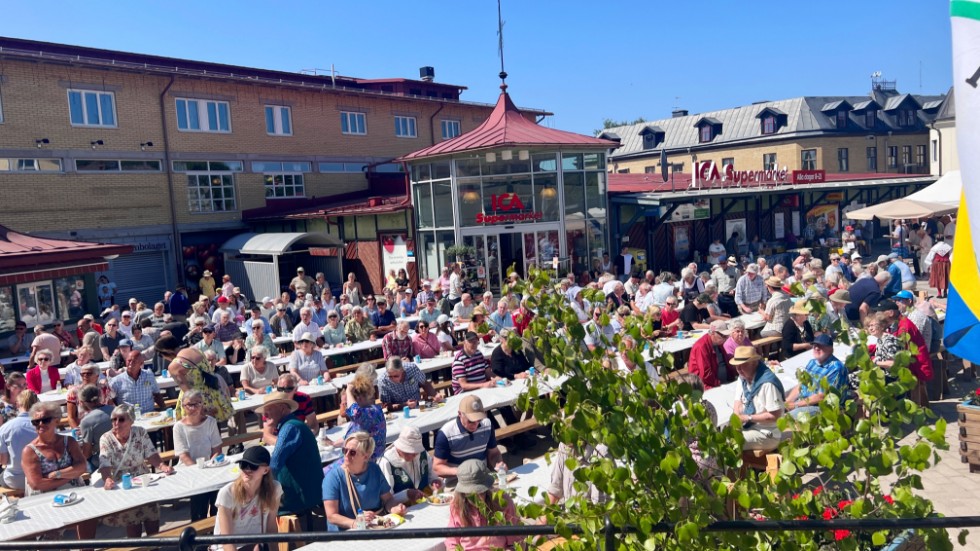 Nationaldagsfirandet 2023 på torget i Ödeshög med traditionsenlig sillunch.