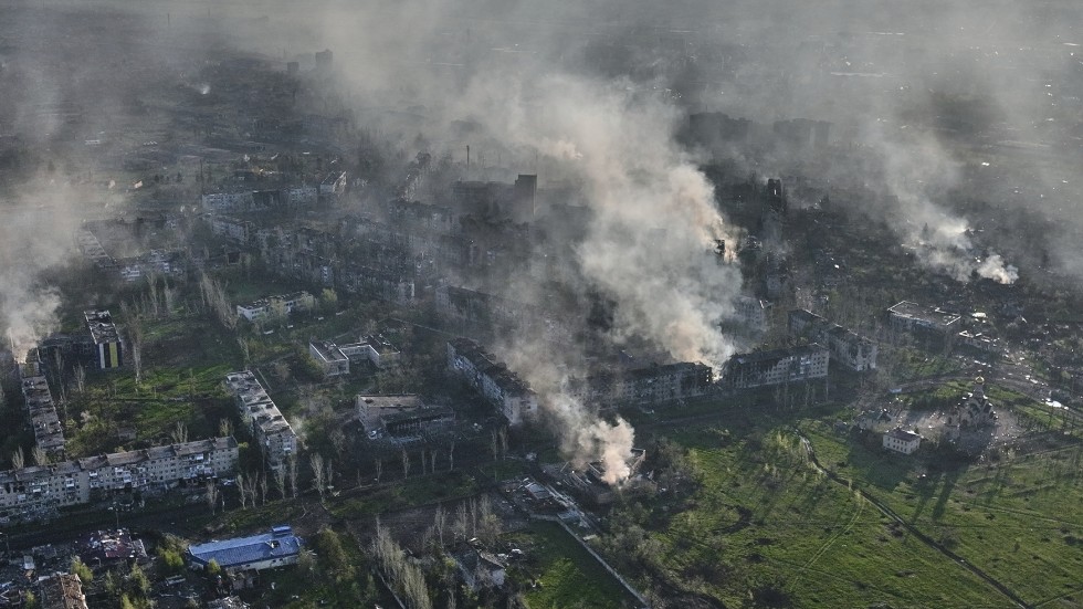 Rök stiger från bombarderade byggnader i Bachmut, den 26 april. Arkivbild.